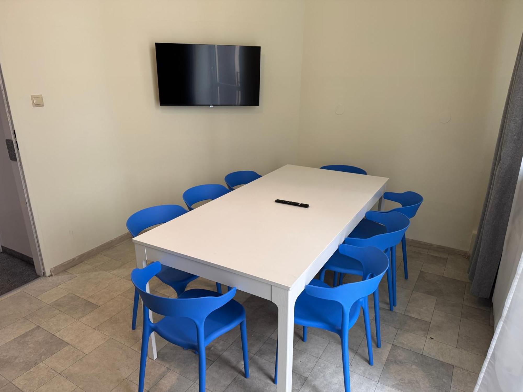Corner Apartment *